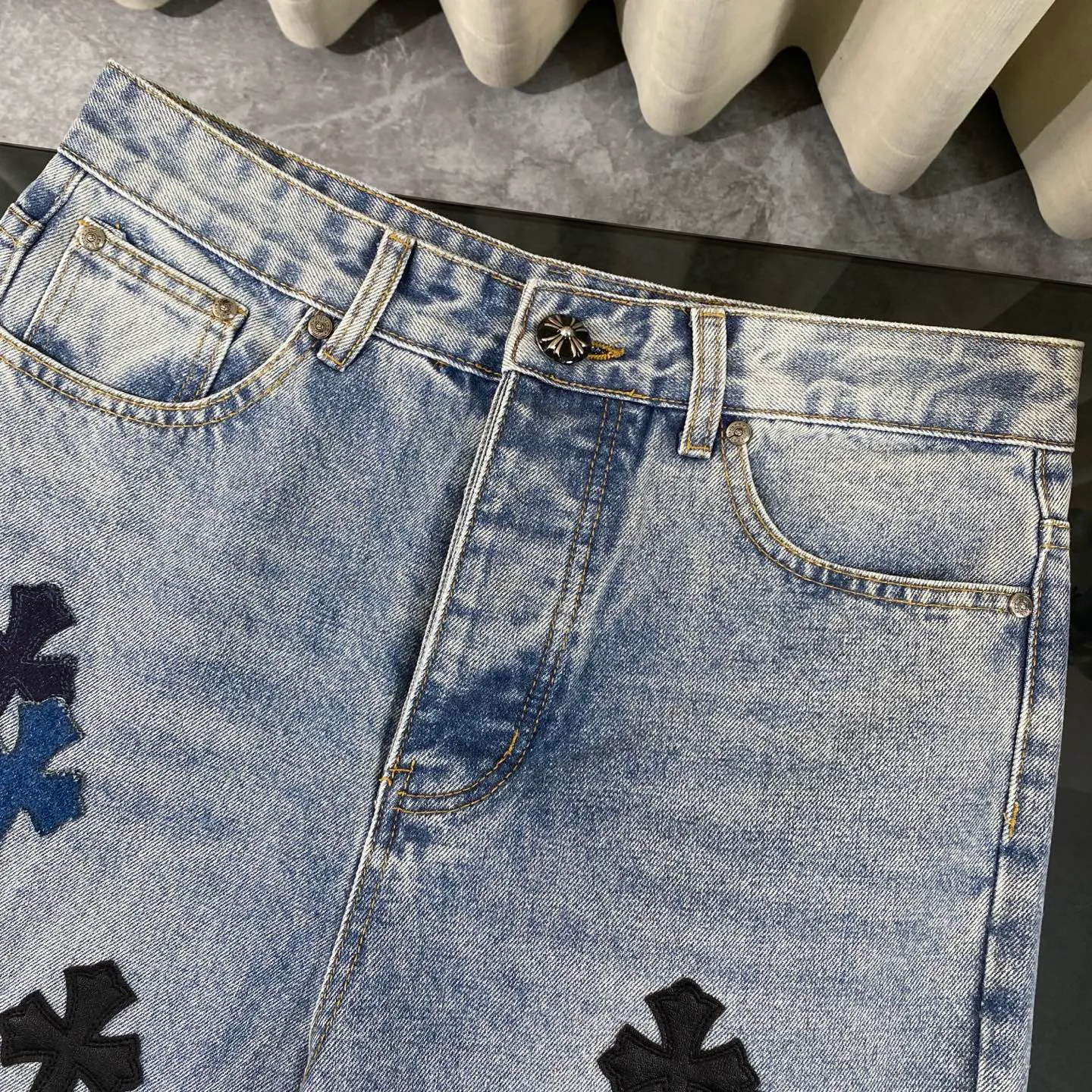 P310 Ch rare co-branded top item Chrome hearts new Chrome heart patchwork patchwork cross stitching micro-flare jeans Top-notch configuration, details are invincible! ! Cleanfit has become very popular in the past two years, and Kroxin’s consistent style is particularly high-end! ! Imported Japanese woven fabric ready-made clothes, genuine leather Crocodile leather labels and waist cloth leather tags are sewn on. The overall process is very cumbersome. The buttons on the trousers fly, rivets, back pockets, and metal decorative plates are all custom-made from molds. After they are finished, they are distressed to create a very effective effect. It has a vintage taste, and has been used by all kinds of big-name European and American celebrities. Kenijima’s cleanfit style has become popular all over the world. Top-grade hardware, pay attention to my detailed photos, the buttons are all detachable, and they are made of 925 engraved silver! ! Match as you like, suitable for both men and women ✔️✔️ Color: blue Size: 28—36